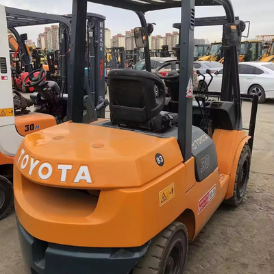 Japan Toyota FD30 3 Ton Forklift Truck in Good Condition with 2.6*1.2*2.8 Dimensions